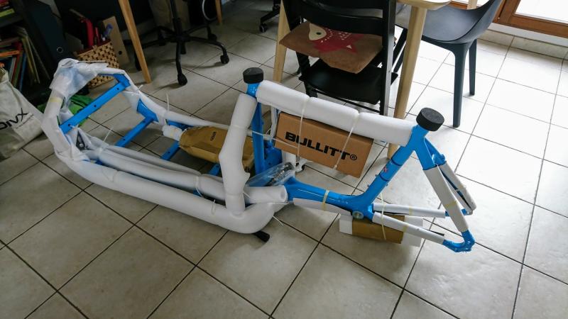 Cadre d’un vélo cargo Bullitt nu (encore sous protections)