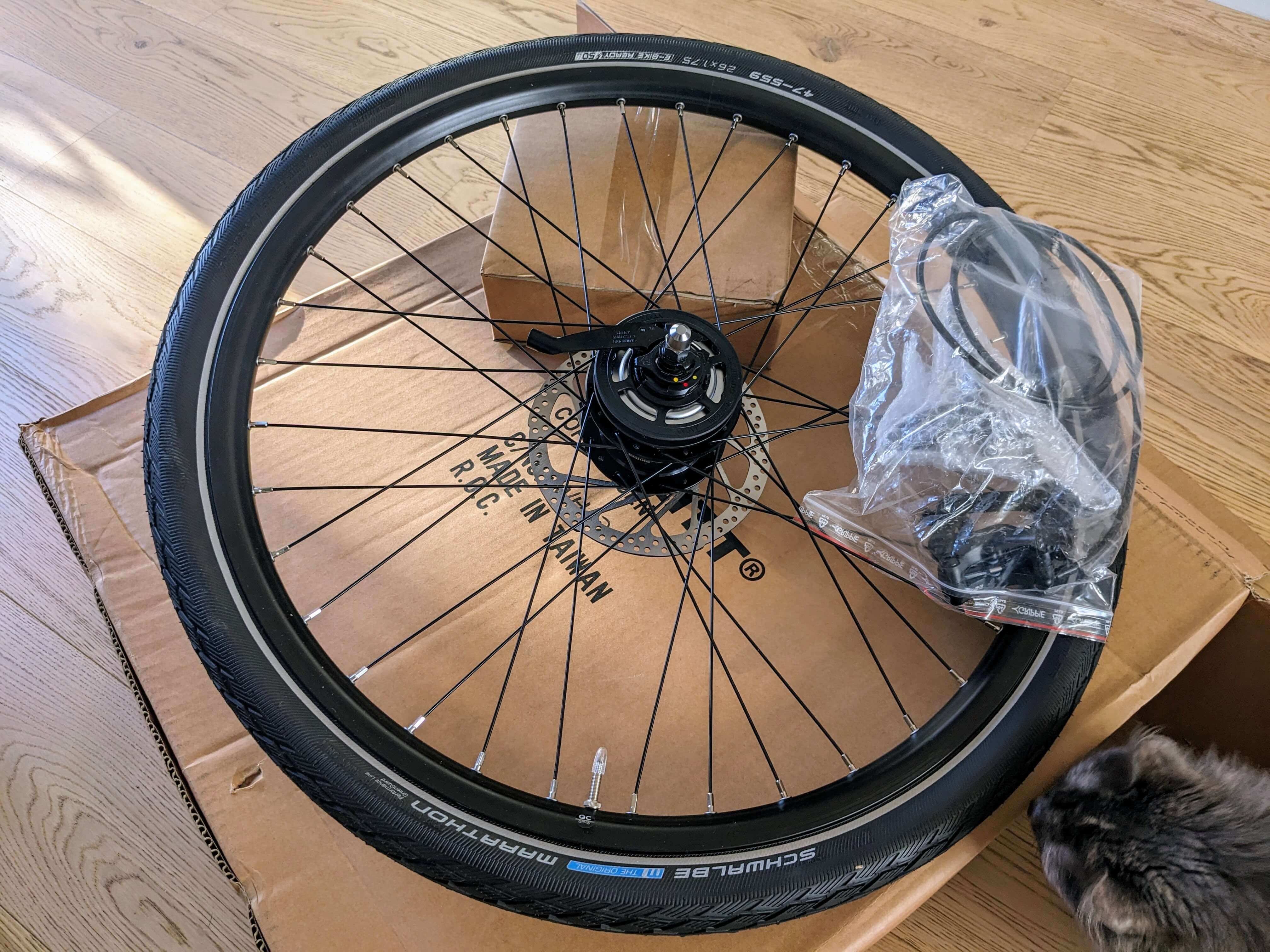 Roue prémontée, posée sur son carton.