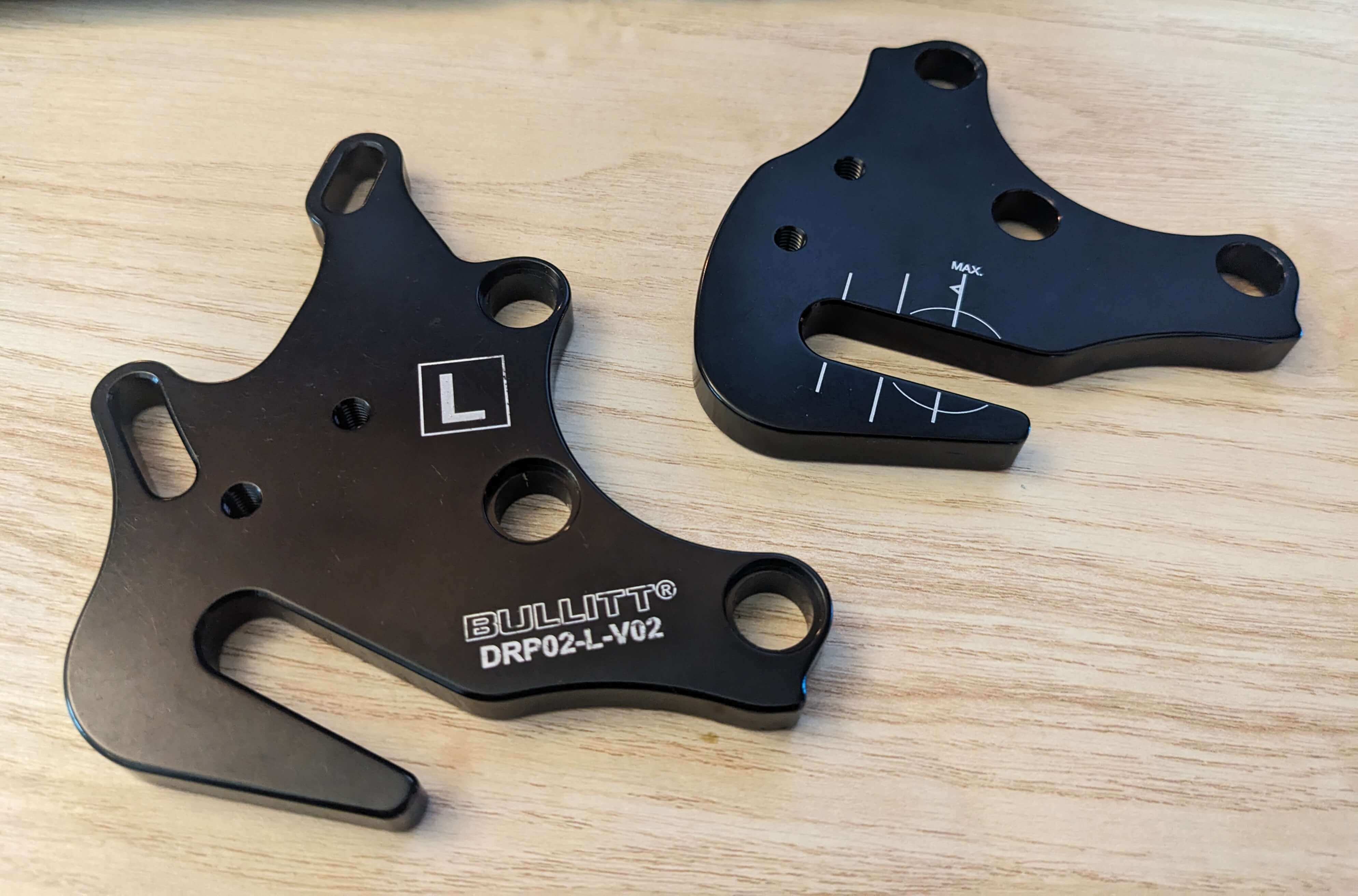 Supports de fixation de la roue arrière du Bullitt, vue de dessus, posés sur une plan de travail