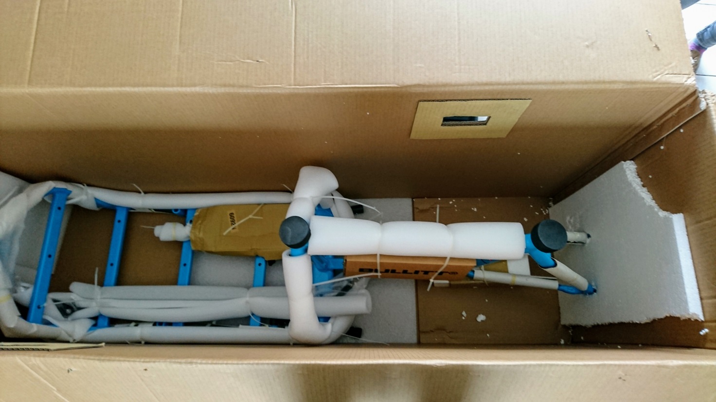 Contenu du carton d’un vélo cargo Bullitt : vue de dessus, cadre