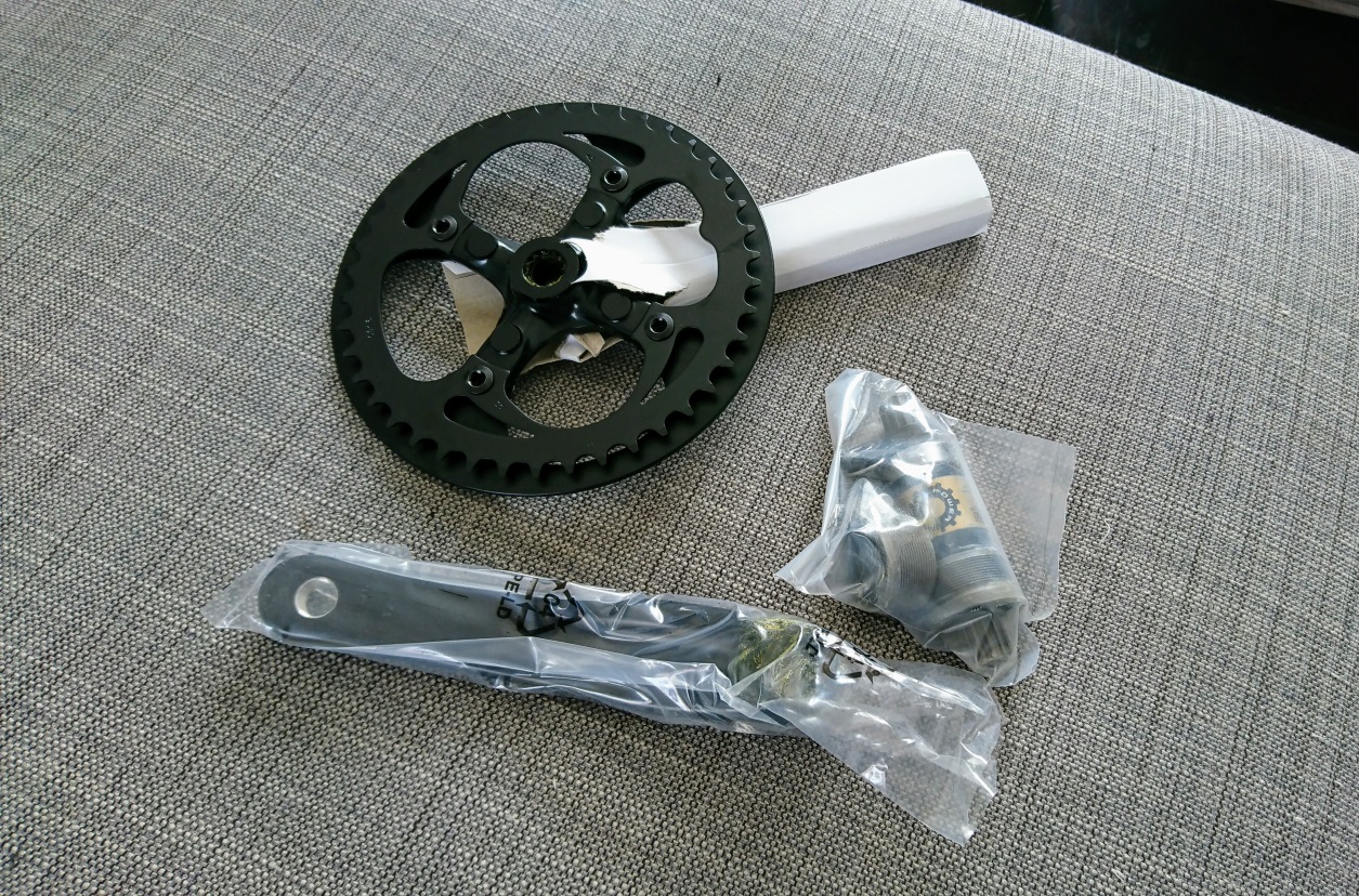 Pédalier, boîtier et manivelles