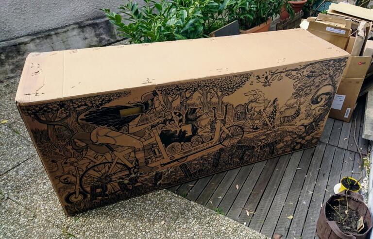 Carton de livraison d’un vélo cargo Bullitt