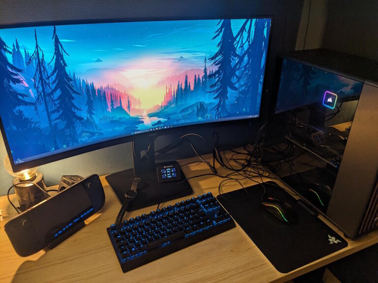 Photo de mon bureau avec PC et un écran large